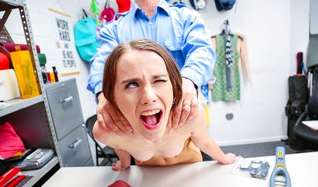 Ein Sicherheitsbeamter eines Ladens nervt einen Ladendieb in seinem Büro.