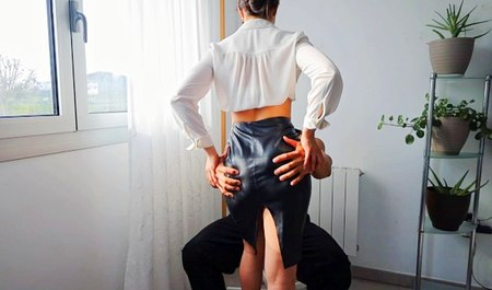 Die Sekretärin zeigt nach der Arbeit einen Striptease und provoziert mich zum Sex