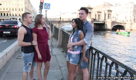 Zwei Studentenpaare haben einen Dreier