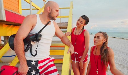 Rettungsmädchen und ihr Chef sind damit beschäftigt, sich gegenseitig vor sexueller Unzufriedenheit zu bewahren