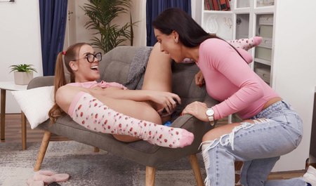 Ich kam bei meiner Nachbarin vorbei und bekam Lesbensex von ihr