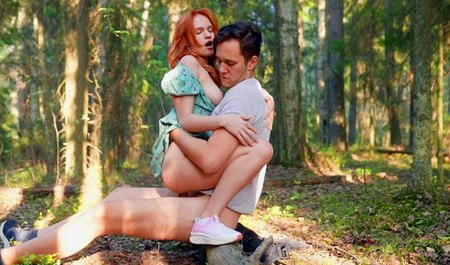 Ein russisches Paar ging in den Sommerwald und hatte dort Sex