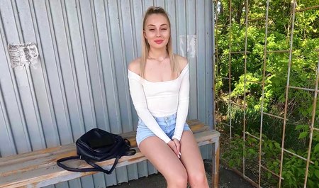 Habe ein Mädchen an einer Bushaltestelle abgeholt und im Auto Sex mit ihr gehabt