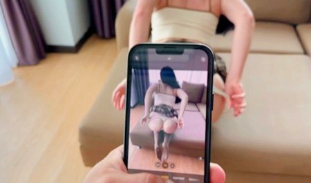 Sweetie Foxy wird auf Vorschlag ihrer Stiefschwester nackt auf ihrem Handy gefilmt