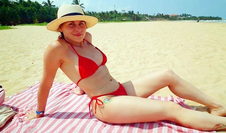 Ich habe ein Mädchen in einem roten Badeanzug am Strand abgeholt und sie in meinem Zimmer gefickt