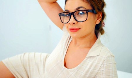 Die schöne Freundin Loli Lips bringt ihrem geliebten Mann Sex bei