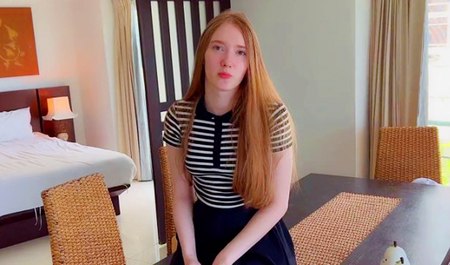 Eine Maklerin gibt einem Touristen nicht nur wegen ihrer schönen Augen einen Blowjob