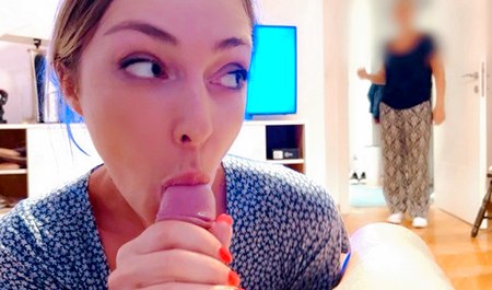 Nastya Sukhorukova lutscht vor den Augen ihrer Mutter einen Schwanz und ist sehr erfreut ...