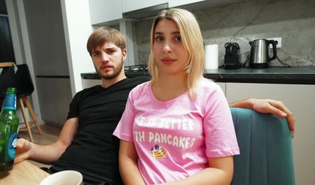 Jenny fickte mit dem Freund ihres Mannes im Bett, während er in einem anderen Zimmer war