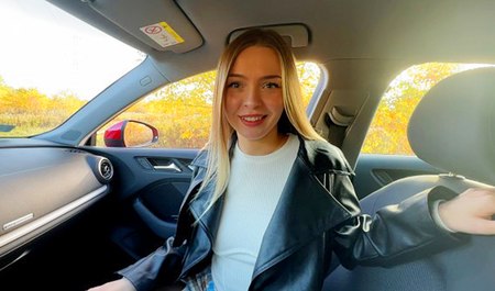 Ein Mann hat ein Mädchen in einem Auto abgeholt und sie hat ihm einen geblasen