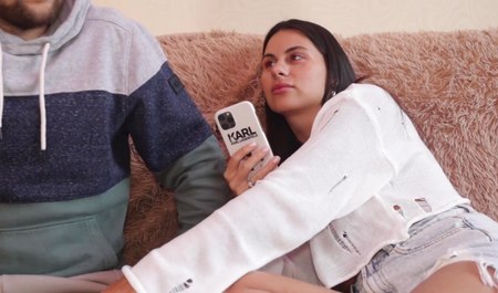 Annie Road ruft ihren Kollegen nach Hause und verführt ihn mühelos zu heißem Sex