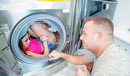 Der Typ ist immer glücklich mit seiner anmutigen Freundin, wegen der kleinen Löcher und der Möglichkeit, ihr ins Gesicht zu spritzen ...