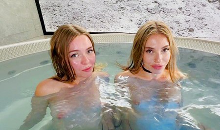 Lis Evans und ihre Freundin gingen in die Sauna und fielen auf Männerschwänze, was sie nie bereuen