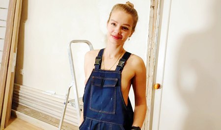 Die Arbeiterin hat etwas falsch gemacht und der Chef hat sie auf ihre Initiative hin gefickt