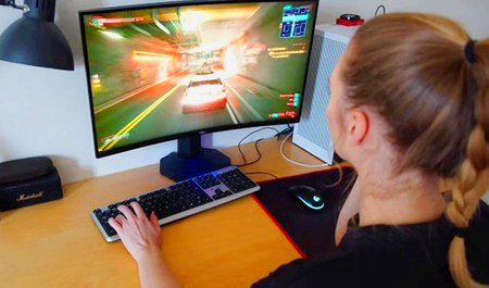 Ich ficke meinen Streamer-Freund beim Spielen