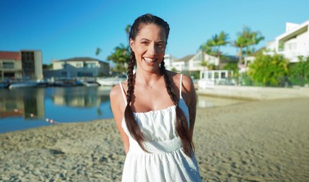 Charles Dera beweist, dass er ein Gentleman ist, indem er die köstliche Coco Bae fickt