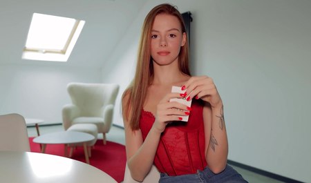 Das Kartenspielen mit einer schönen Stiefschwester endete mit Sex im Schlafzimmer