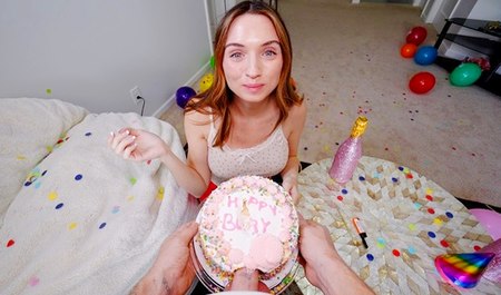 Bruder feierte den Geburtstag seiner Stiefschwester mit Sex und Masturbation mit Essen