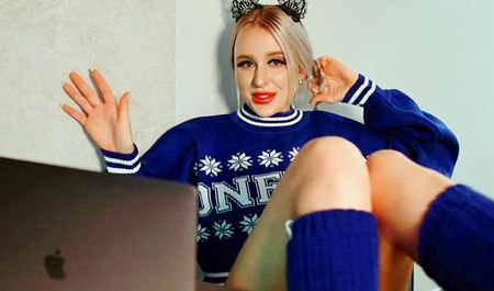 Zuerst fickt er die Puppe und dann die Stiefmutter...