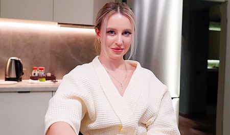 Stiefschwester Mila Lyonesse hilft ihrem Stiefbruder, sexuelle Spannungen abzubauen