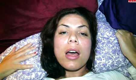 Ein Typ masturbiert die Vagina seiner betrunkenen Freundin mit der Hand