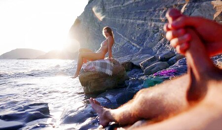 Wir hatten eine schöne Zeit damit, uns mit einem Mädchen am Meeresstrand zu streicheln