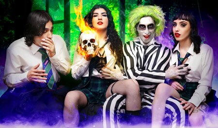 Stiefschwester und ihre Freundin ficken einen Kerl mit Hilfe von Beetlejuice