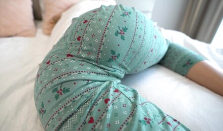 Träumt von Sex mit ihrem Stiefbruder und stellt seinen Schwanz zur Verfügung