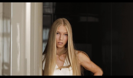 Freundin und Frau unterhalten jungen Mann