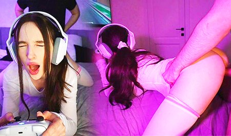 Пока моя соседка по съемной комнате игра в игру на приставке, я целеустремленно сношают ее!