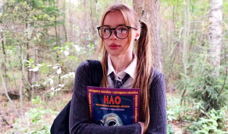 Проводил девушку по лесу и отжарил в пару дырок...