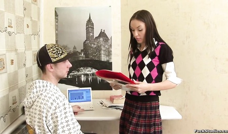 Der Typ fickt seine Freundin wie die letzte Hure