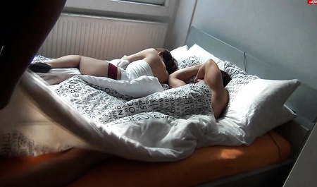 Der Gast saugt den schlafenden Hausbesitzer aus