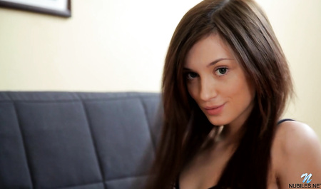 Rothaarige Büroangestellte masturbiert ihre rasierte Muschi im Empfangszimmer des Chefs