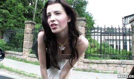 Ich habe ein Mädchen in einem Auto abgeholt und sie außerhalb der Stadt hart gefickt