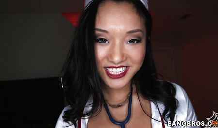 Die Asiatin Alina Li wird im Rollenspiel heiß in alle Löcher versohlt