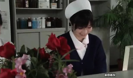 Direkt bei der Arbeit ein schlafendes asiatisches Mädchen gefickt