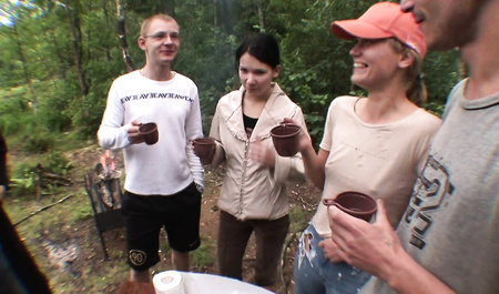 Studenten der Samara-Universität haben während eines Picknicks an der Wolga Sex in allen Löchern