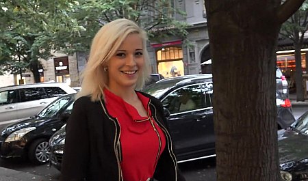 Der tschechische Pick-up-Künstler verführt eine süße Blondine zu einem Blowjob im Auto